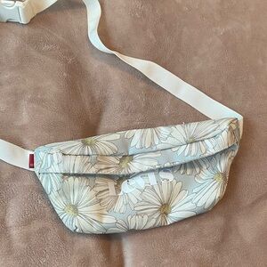 Levi's Daisy Print Crossbody Bag - Cream and White